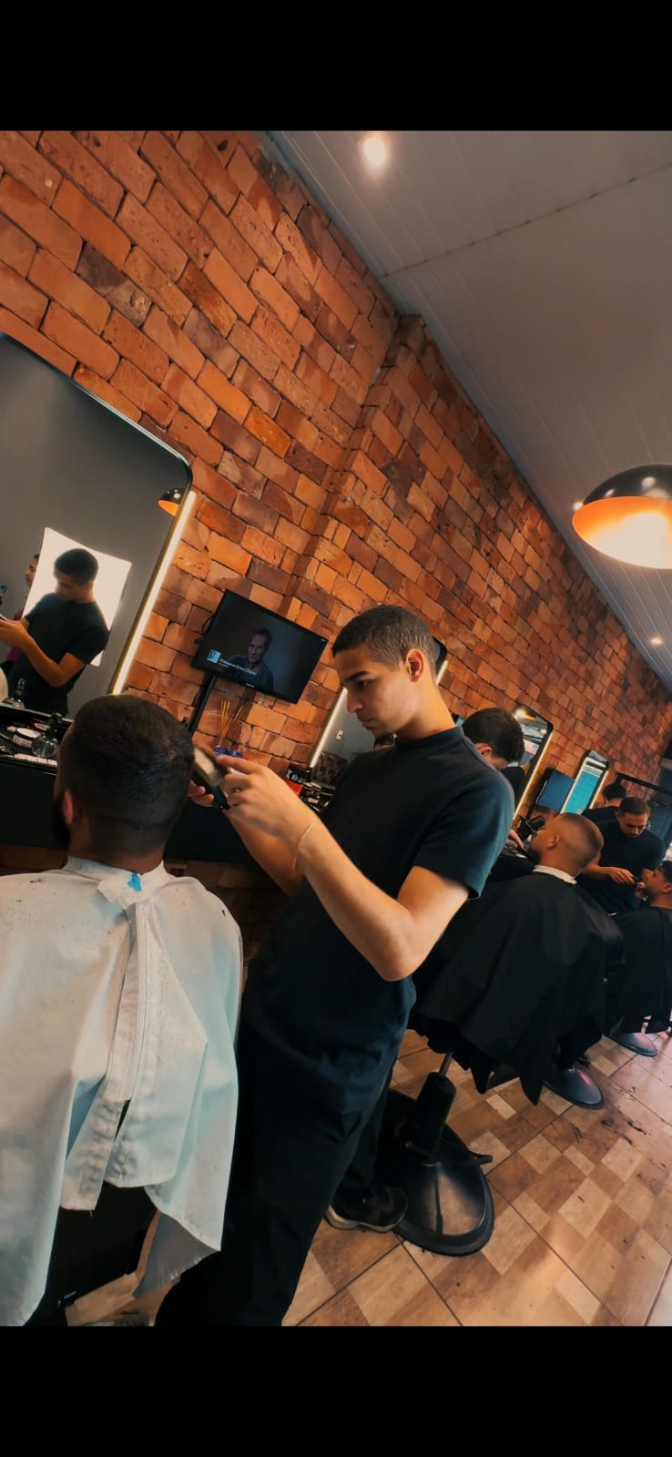 Barbeiro realizando corte