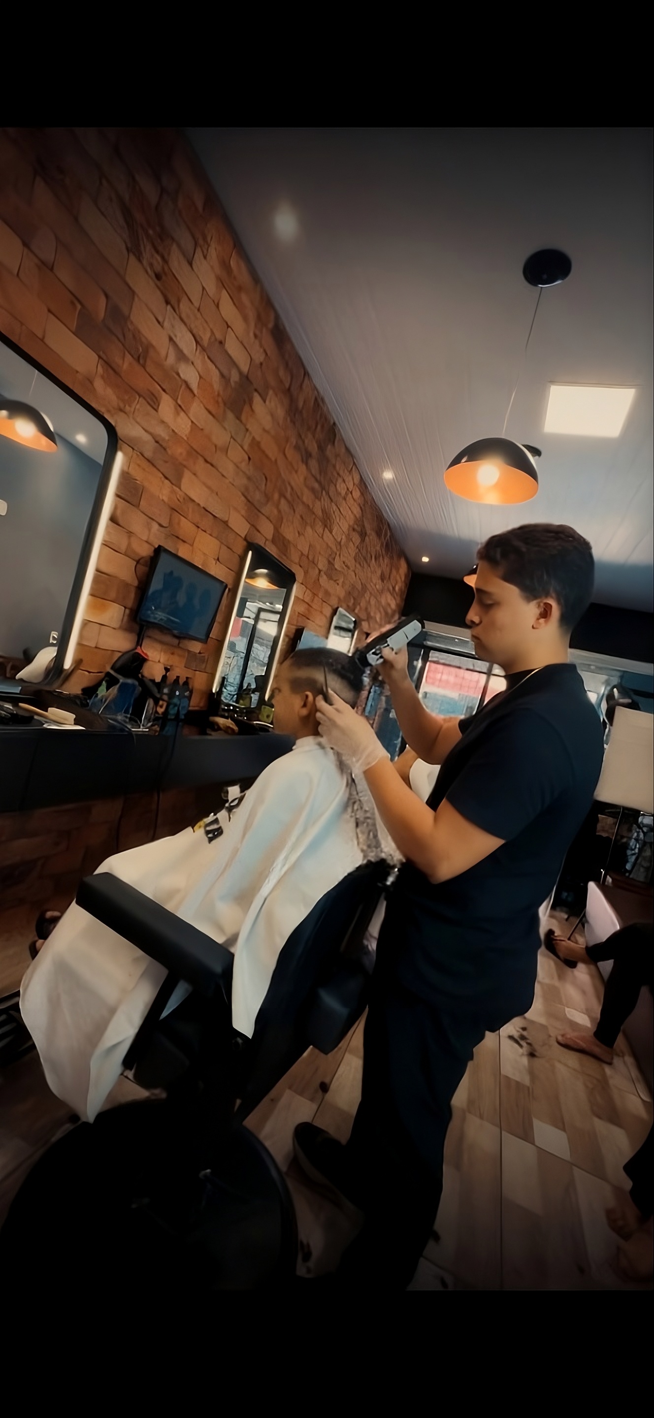 Barbeiro realizando corte